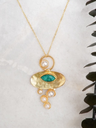 Handmade Design Brass Necklace with Emerald and Pearl Stone